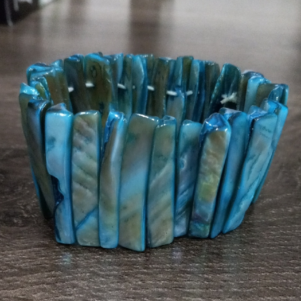 Hand Crafted Abalone Shell Blue-Dyed Mother of Pearl Blue Shell Bracelet